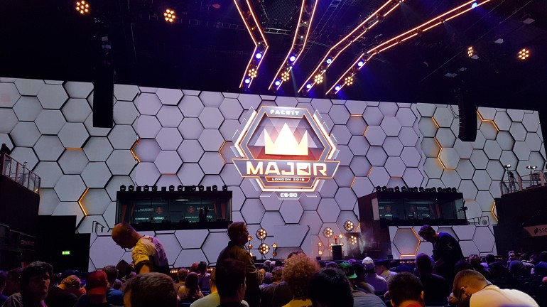 Graphics of the FACEIT Major 2018 shown to the crowd before the event started.