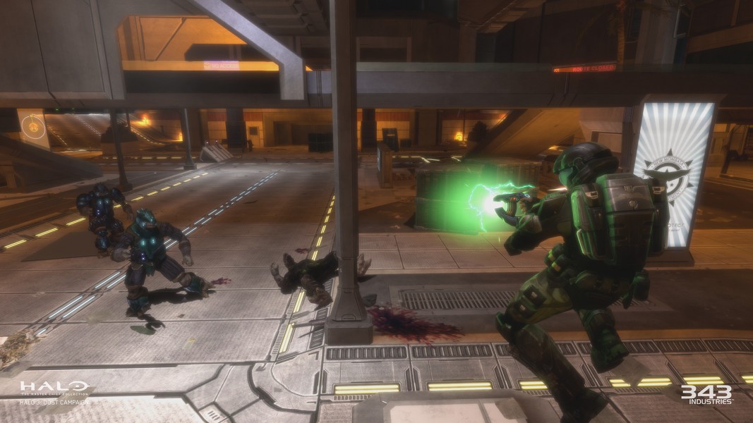 Halo 3: ODST - In-game screenshot from Halo 3: ODST. An "orbital drop shock trooper" is charging up a plasma pistol to fire at an Elite grunt.